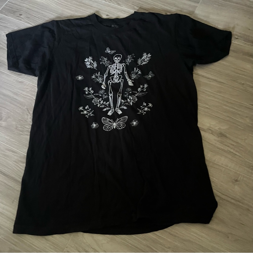 Social Culture black with white Skeleton floral butterfly design Tee size medium